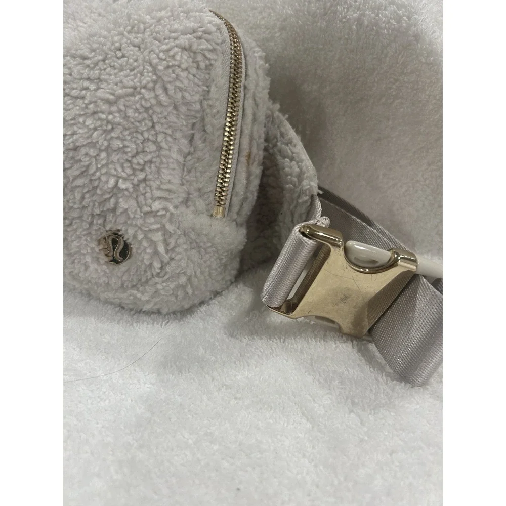 Lululemon Everywhere Belt Bag‎ Plush Fleece Ivory White Fanny Pack New With Tag